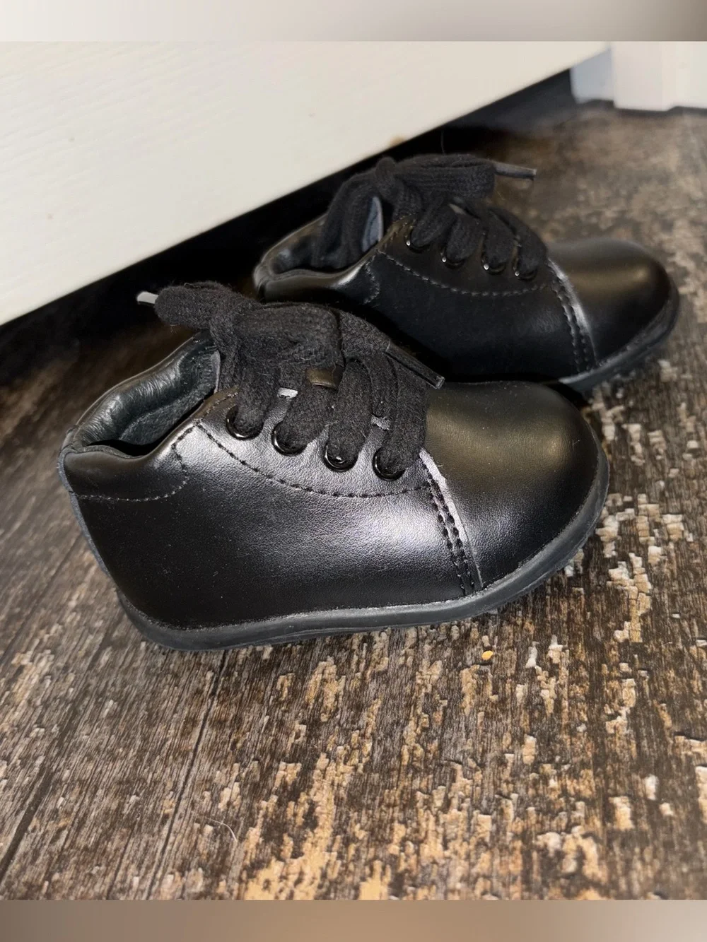 Stride Rite SRT (Sensory Response Technology) design for independent walkers.